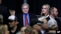 Steve Bannon, ex estratega jefe de la Casa Blanca, testifica el martes 16 de enero ante el Comité de Inteligencia de la Cámara de Representantes, que realiza su propia investigación sobre la presunta colaboración de Rusia con la campaña presidencial de Donald Trump.