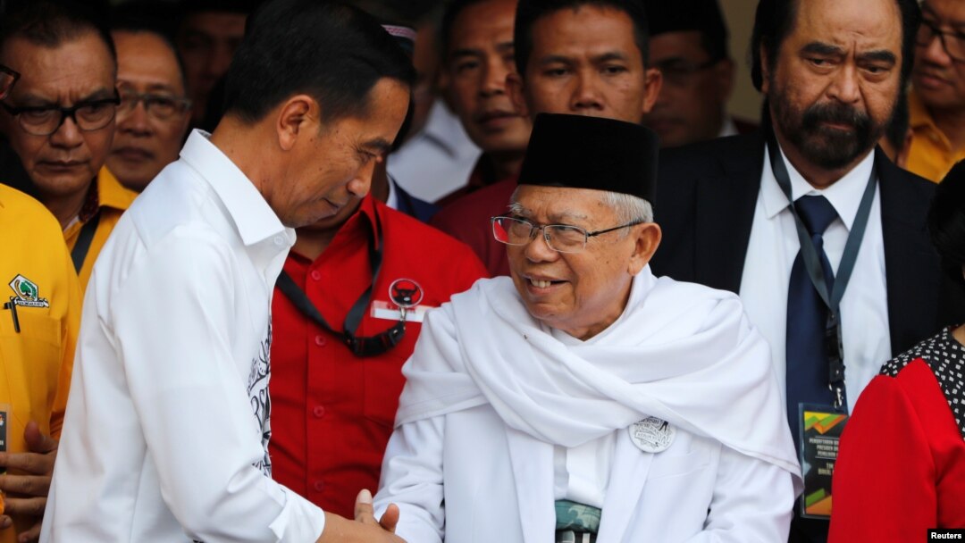 KH Ma'ruf Amin (kanan) bersama Presiden Joko Widodo (foto: dok). 