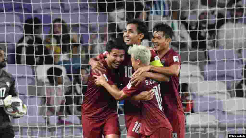 تیم تایلند توانست با یک مساوی، به همراه امارات متحده عربی به مرحله بعد جام ملت های آسیا صعود کند.