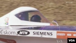 Mobil tenaga surya yang dirancang dan dikendarai oleh para mahasiswa University of Johannesburg.