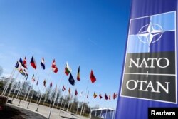 Bendera berkibar saat pertemuan para menteri luar negeri NATO di markas besar Aliansi di Brussels, Belgia, 4 April 2023. (Foto: Reuters)