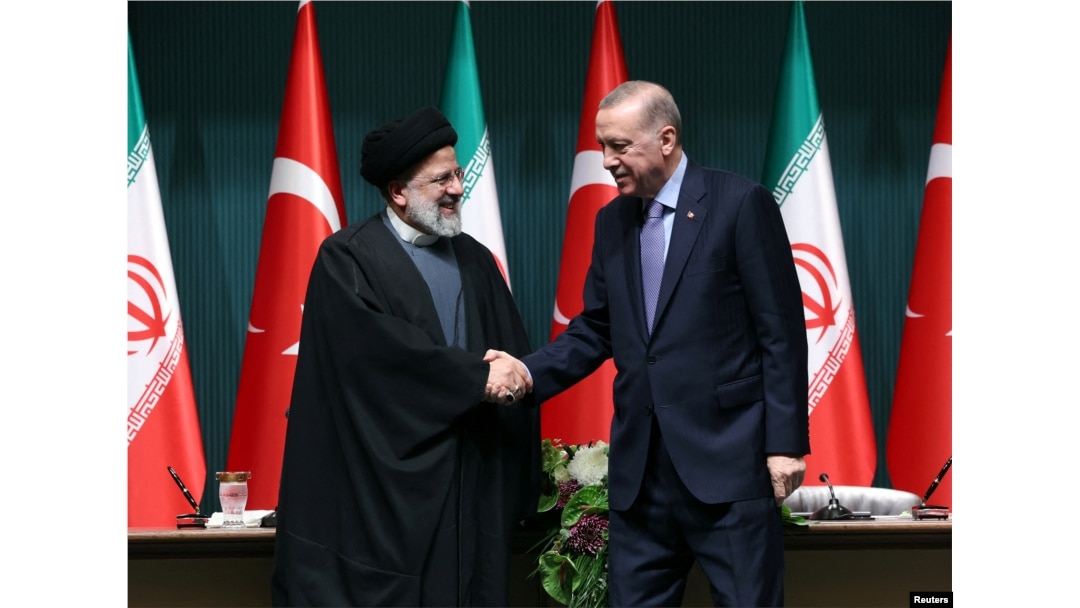 Presiden Turki Tayyip Erdogan dan Presiden Iran Ebrahim Raisi berjabat tangan setelah konferensi pers di Ankara, Turki 24 Januari 2024. (Foto: Reuters)