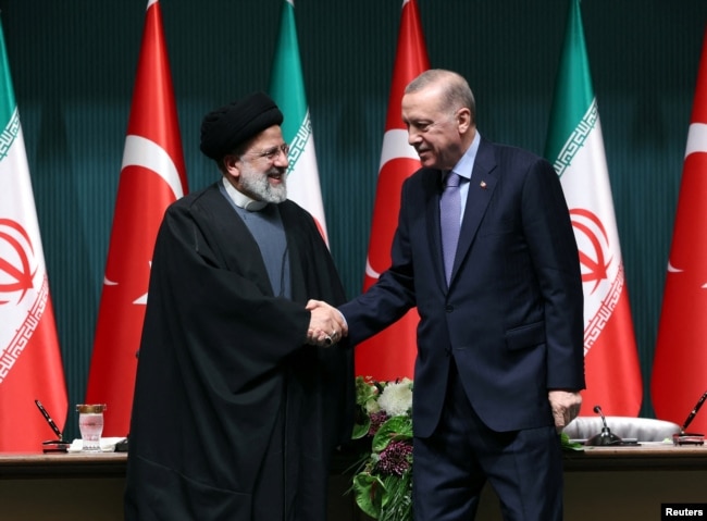 Presiden Turki Tayyip Erdogan dan Presiden Iran Ebrahim Raisi berjabat tangan setelah konferensi pers di Ankara, Turki 24 Januari 2024. (Foto: Reuters)