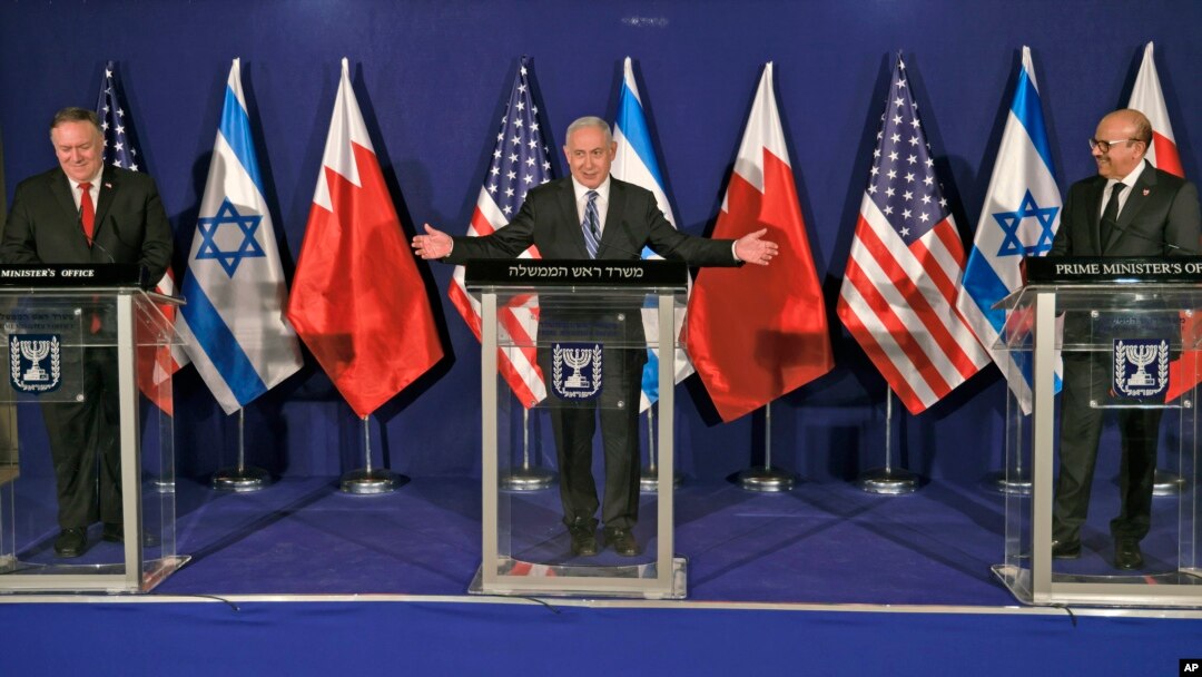 Dari kiri ke kanan: Menteri Luar Negeri AS Mike Pompeo, Perdana Menteri Israel Benjamin Netanyahu, dan Menteri Luar Negeri Bahrain Abdullatif bin Rashid Alzayani, dalam konferensi pers bersama setelah pertemuan di Yerusalem, Rabu, 18 November 2020. (Foto: Menahem Kahana/via AP)