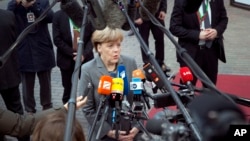 Thủ tướng Đức Angela Merkel nói lập trường của nước Đức "từ khi khởi sự chương trình cứu nguy tài chính Hy Lạp" là Hy Lạp vẫn là một thành viên của khu vực đồng euro.