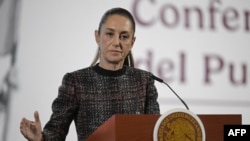 La presidenta de México, Claudia Sheinbaum, habla durante su conferencia de prensa diaria en el Palacio Nacional en la Ciudad de México el 28 de enero de 2025.