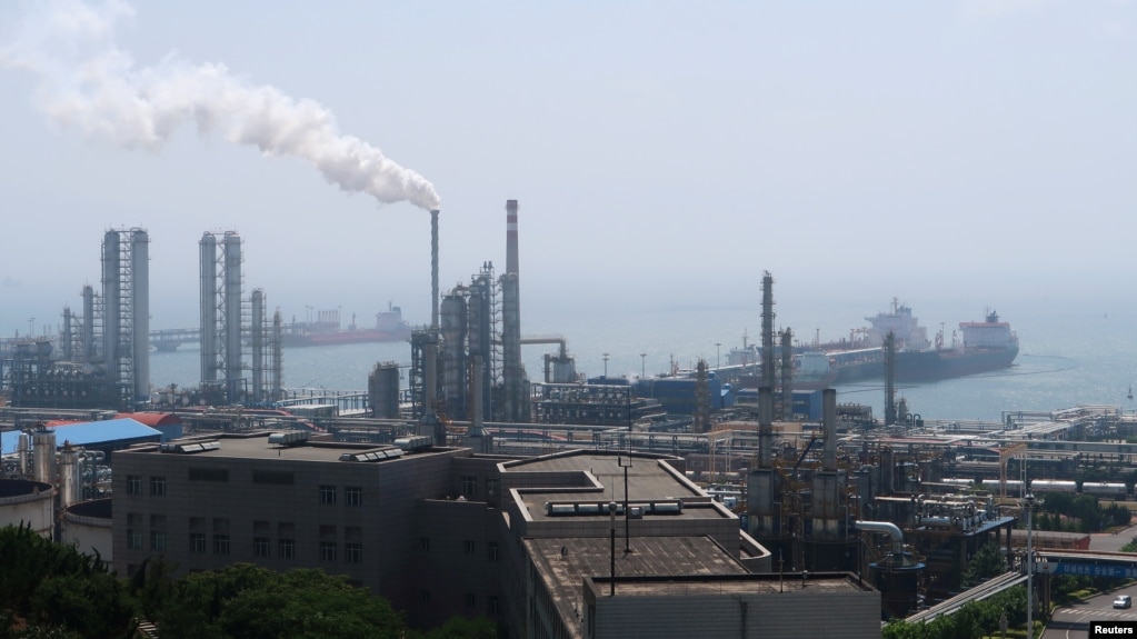 中国石油天然气集团公司 (CNPC) 的大连石化公司炼油厂。（ 2018年7月17日）(photo:VOA)