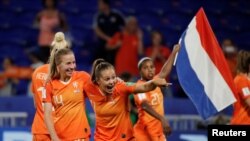 Gelandang Belanda, Jackie Groenen dan Lieke Martens merayakan kemenangan mereka dalam laga semifinal turnamen sepak bola Piala Dunia Putri FIFA antara Belanda dan Swedia di Stadion Groupama, Lyon, Perancis, 3 Juli 2019. (Foto: Reuters)