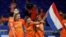 Gelandang Belanda, Jackie Groenen dan Lieke Martens merayakan kemenangan mereka dalam laga semifinal turnamen sepak bola Piala Dunia Putri FIFA antara Belanda dan Swedia di Stadion Groupama, Lyon, Perancis, 3 Juli 2019. (Foto: Reuters)