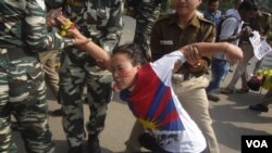 At a demonstration in front of the Chinese Embassy in New Delhi, police arrested 150 Tibetan youth activists marking the 58th anniversary of China’s presence in Tibet, March 10, 2017. (T. Wangyal/VOA)