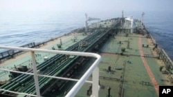 Sebuah kapal tanker Iran sedang berlayar di Laut Merah, 11 Oktober 2019. Kargo minyak mentah Iran yang dikenai sanksi masih tertahan di lepas pantai Texas, AS selama 8 minggu, Selasa, 25 Juli 2023. (Foto: Shana via AP.)