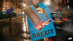 Vozila prolaze pored antibregzit natpisa koji je ostavljn nedaleko od parlamenta u Londonu, 29. januara 2019.