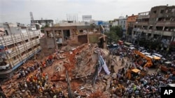 Tim SAR dan para petugas pemadam kebakaran berupaya melakukan pencarian korban di lokasi runtuhnya bangunan hotel di India selatan (8/7). 