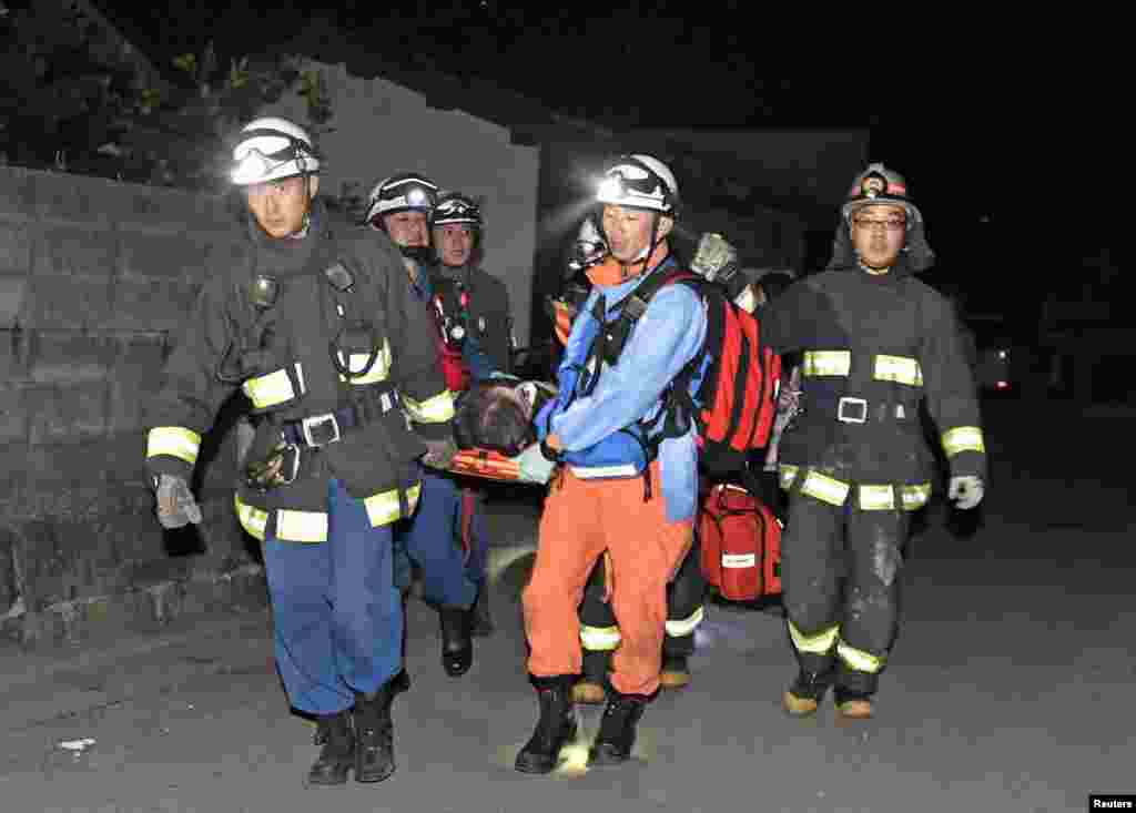 امدادی کارکن زخمیوں کو طبی امداد کے لیے اسپتال منتقل کر رہے ہیں۔