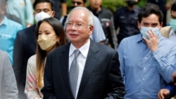 Mantan Perdana Menteri Malaysia Najib Razak meninggalkan Pengadilan Federal di Putrajaya, Malaysia, 23 Agustus 2022. (Foto: REUTERS/Lai Seng Sin)