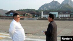 Pemimpin Korea Utara Kim Jong Un memeriksa resor wisata Gunung Kumgang, Korea Utara. Gambar ini dirilis oleh Central News Agency (KCNA) Korea Utara pada 23 Oktober 2019. (Foto: Reuters)