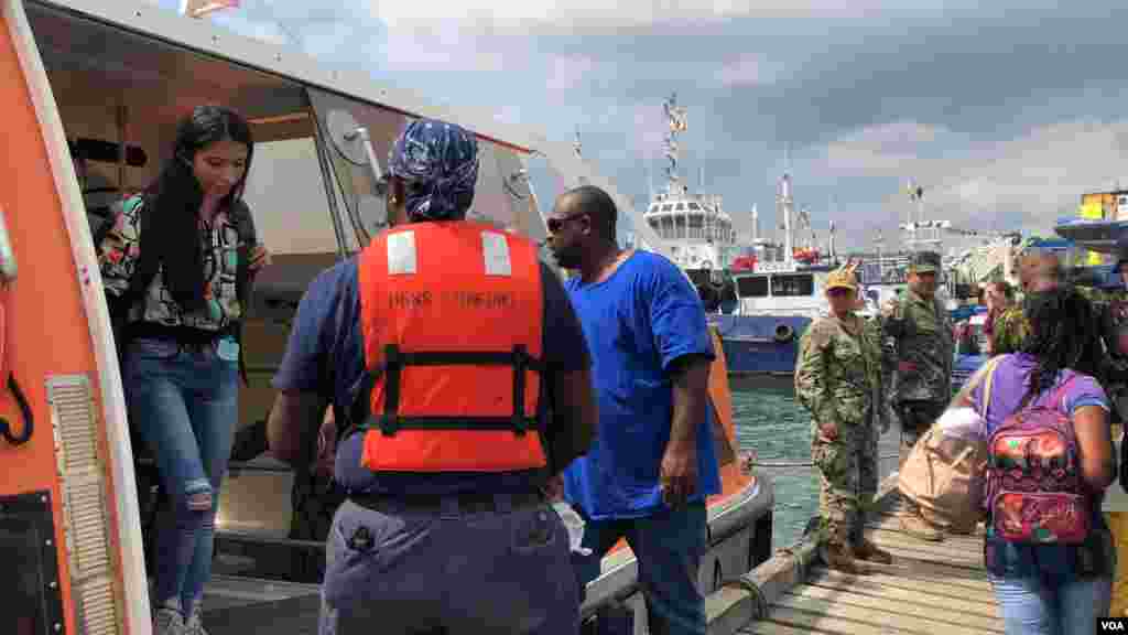 Funcionarios ayudan a una joven que regresa del buque hospital USNS Comfort a Esmeraldas, un puerto a 300 kilómetros Quito, Ecuador.