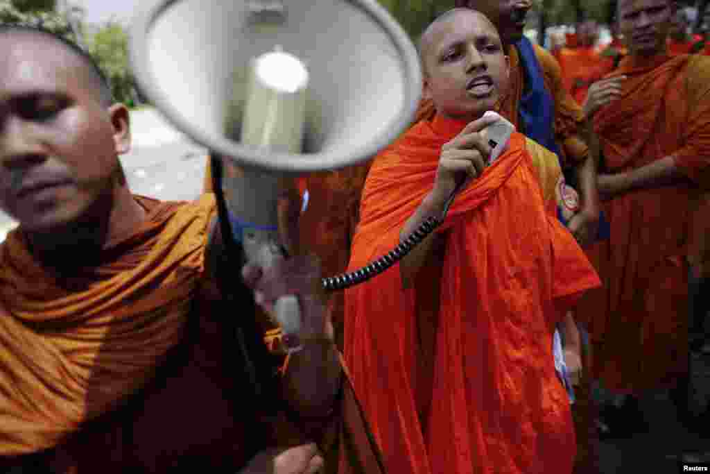 Buddhist monks protest in front of the U.N. office in Bangkok, Thailand, October 3, 2012. 