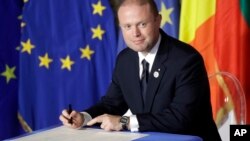 Le Premier ministre de Malte Joseph Muscat signe un traité européen à Rome, le 25 mars 2017. 