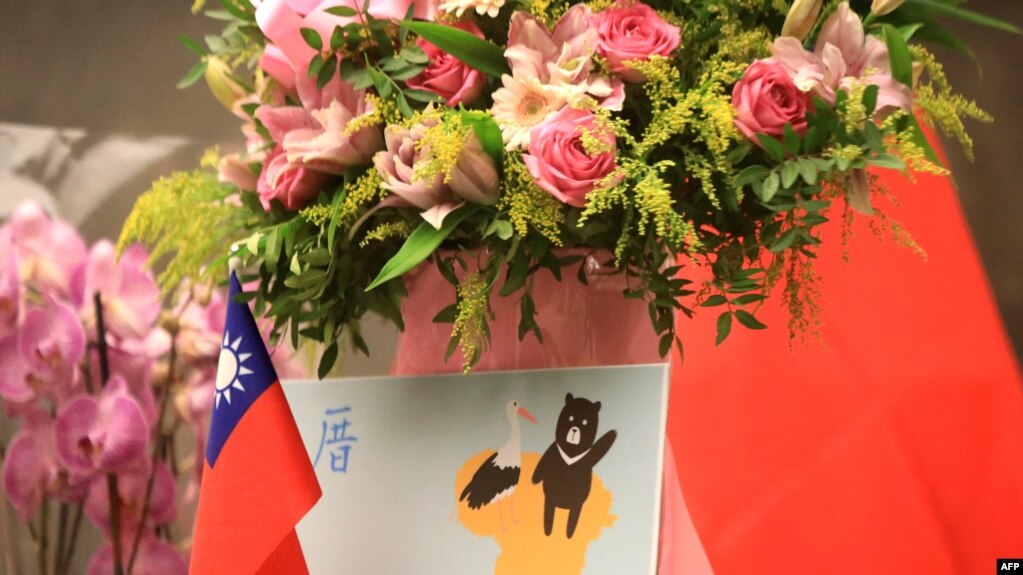资料照片：台北驻立陶宛台湾代表处的大厅摆着鲜花和旗帜。（2021年11月18日）(photo:VOA)