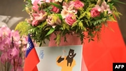 台北駐立陶宛台灣代表處的大廳擺著鮮花和旗幟。（2021年11月18日）