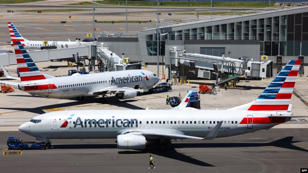 ARHIVA: Avioni kompanije Amerikan erlajns na aerodromu Lagvardija u Njujorku (Foto: Charly TRIBALLEAU / AFP)
