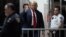 Bivši američki predsednik Donald Tramp prilikom ulaska u sudnicu (Foto: Jeenah Moon/Pool via REUTERS)