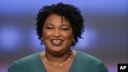 Stacey Abrams podría convertirse en la primera mujer negra gobernadora de EE.UU. si gana la elección en noviembre, pero antes tiene que vencer a la contrincante demócrata que le disputa la nominación Stacey Evans.