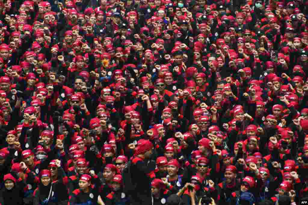 Khoảng 50.000 công nhân Indonesia tham gia biểu tình tại thủ đô Jakarta, đòi tăng lương và đòi bãi bỏ hoạt động chuyển công ăn việc làm ra nước ngoài.