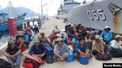 Các ngư dân Việt Nam bị bắt ở Indonesia. Ảnh: Facebook Hoang Lao Ta.