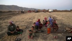 ພວກອົບພະຍົບອີຣັກ ຈາກປະຊາຄົມ Yazidi ພາກັນຕັ້ງຫຼັກ ຢູ່ນອກຄ້າຍ Bajid Kandala ທີ່ ເມືອງ Feeshkhabour ໃກ້ກັບຊາຍແດນຊີເຣຍ-ອີຣັກ, ວັນທີ 9 ສິງຫາ 2014 