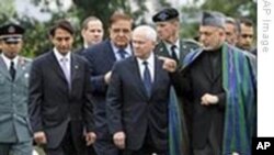 حامد کرزی افغان جگړې لپاره لېږدونکو امريکائي عسکرو سره لېدلي