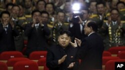 지난 4월 25일 북한 인민군창설 80주년 기념 공연에 참석한 김정은 국방위 제1위원장(가운데). (자료 사진)