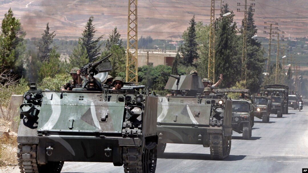 Pasukan Lebanon dikerahkan di kota Arsal setelah serangan militan terhadap pos pemeriksaan Lebanon dekat perbatasan Suriah, Senin (4/8).