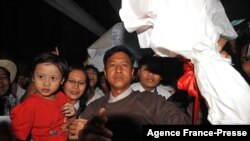 Nhà vận động dân chủ Myanmar Kyaw Min Yu, được biết đến nhiều hơn với tên Jimmy, cùng vợ và con (ảnh chụp tháng 1/2012). Ông Kyaw Min Yu bị xử tử ngày 25/7 cùng với 3 người khác.