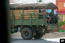 Pasukan Myanmar dan polisi berpatroli di negara bagian Kayah, Myanmar timur, 23 Mei 2021. (Foto: AP)