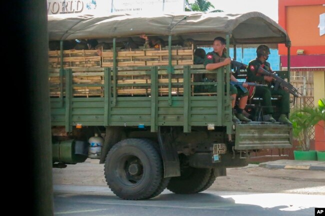 Pasukan Myanmar dan polisi berpatroli di negara bagian Kayah, Myanmar timur, 23 Mei 2021. (Foto: AP)