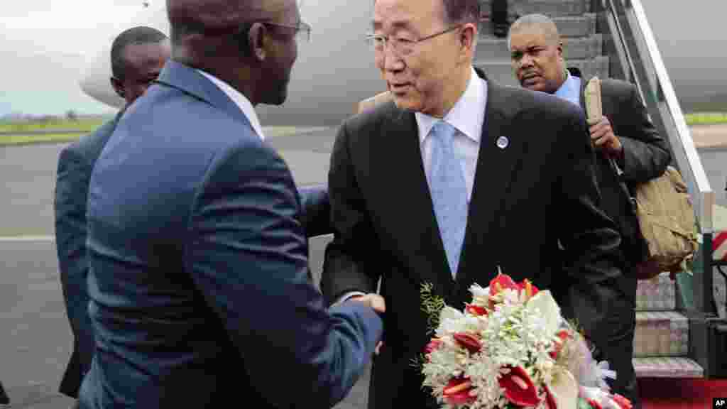 Le sécrétaire général de l'ONU Ban Ki-moon, est accueilli par le premier vice-président, Gaston Sindimwso, à son arrivée à Bujumbura, le 22 février 2016