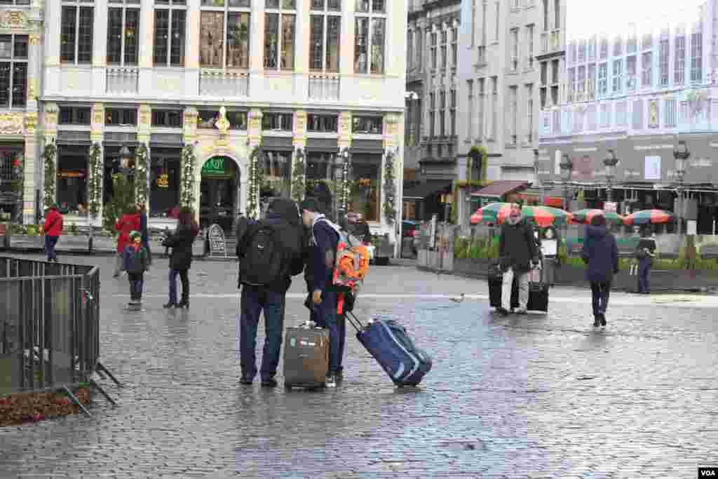 Some newly-arriving tourists on Wednesday, Nov. 25, 2015, said they had planned their trips before the terrorist threat in Brussels and even as they take in the beauty of the city, they are unsure if they should have come. (Heather Murdock/VOA) 