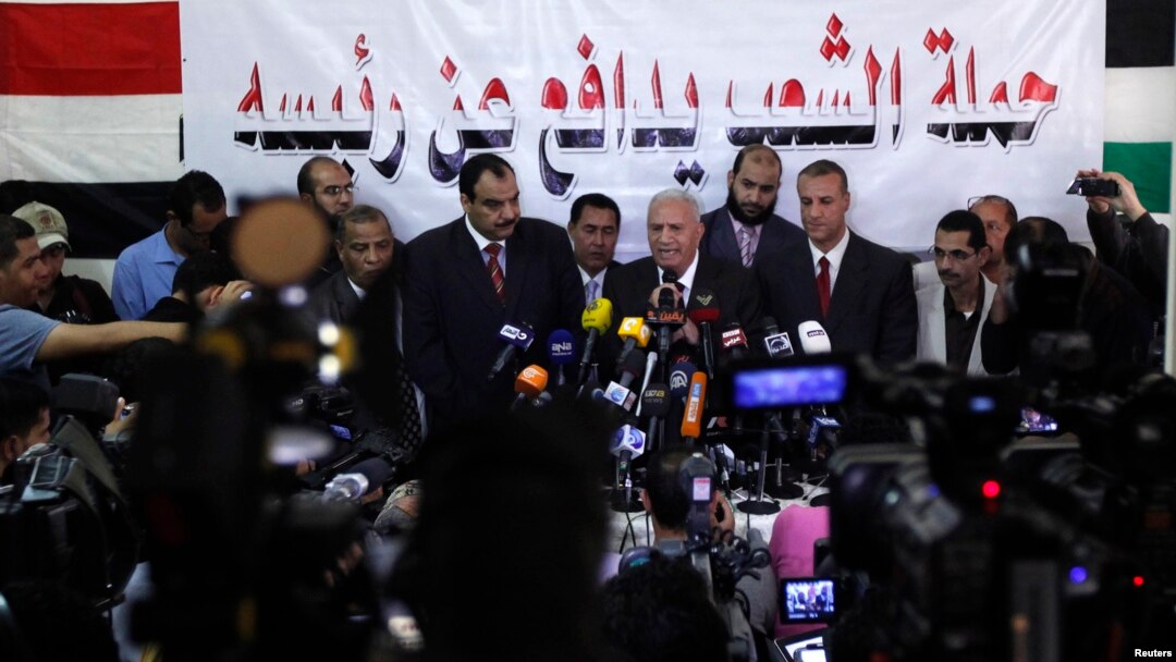Mohamed Damati (tengah), pengacara yang bertanggungjawab atas pembelaan Presiden terguling Mesir, Mohammad Morsi, dalam konferensi pers di Kairo, 13 November 2013 (Foto: dok). 