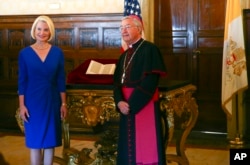 Duta Besar AS untuk Vatikan, Callista Gingrich (kiri), berfoto dengan Uskup Agung Jean-Louis Brugues dalam acara pengembalian salinan asli surat yang ditulis Christopher Columbus dari abad ke-15, yang dipamerkan di tengah.