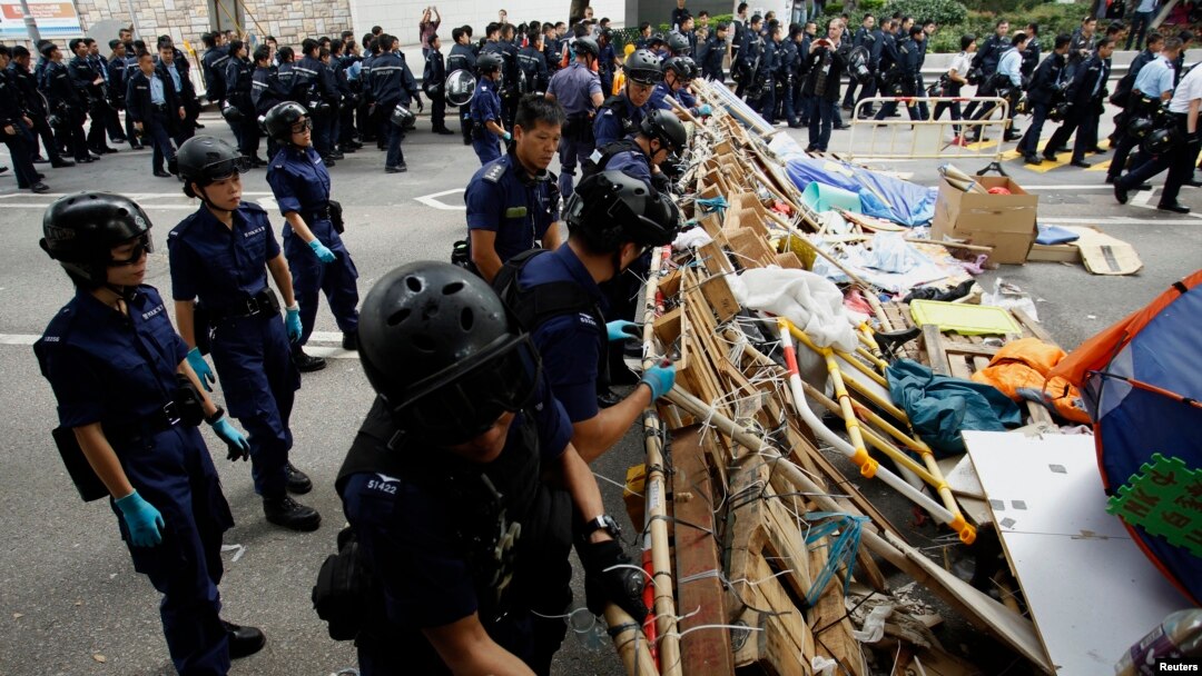 Polisi Hong Kong mengamankan komplek kantor pemerintahan dari aktivis pro-demokrasi (foto: dok). Polisi Hong Kong meningkatkan pengawasan ketat terhadap media sosial dan internet. 