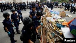 Polisi Hong Kong mengamankan komplek kantor pemerintahan dari aktivis pro-demokrasi (foto: dok). Polisi Hong Kong meningkatkan pengawasan ketat terhadap media sosial dan internet. 