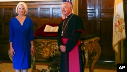 La embajadora de EE.UU. en el Vaticano, Calista Gingrich, y el arzobispo Jean-Louis Brugues durante la entrega a la Santa Sede de una copia auténtica de una carta de Cristóbal Colón, de 1943, en la que anuncia el descubrimiento del Nuevo Mundo. La carta había sido robada de una biblioteca europea.