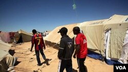 Tiga warga Ethiopia yang selamat dari perjalanan maut dengan kapal ke Eropa di kamp pengungsi Shousha.