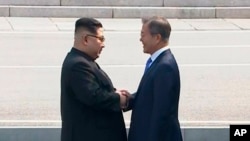 韩国总统文在寅和朝鲜领导人金正恩在非军事区握手