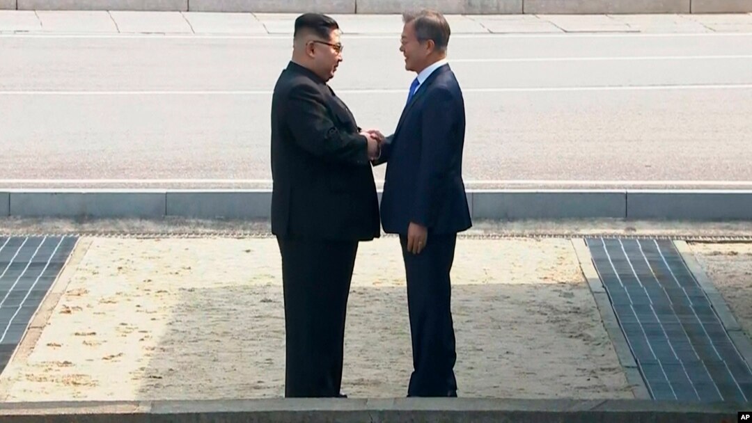 韩国总统文在寅和朝鲜领导人金正恩在非军事区握手