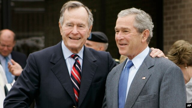 Tiempos más felices: George Herbert Walker Bush (padre) y George W. Bush, en abril de 2007.