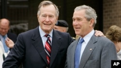 Tiempos más felices: George Herbert Walker Bush (padre) y George W. Bush, en abril de 2007.