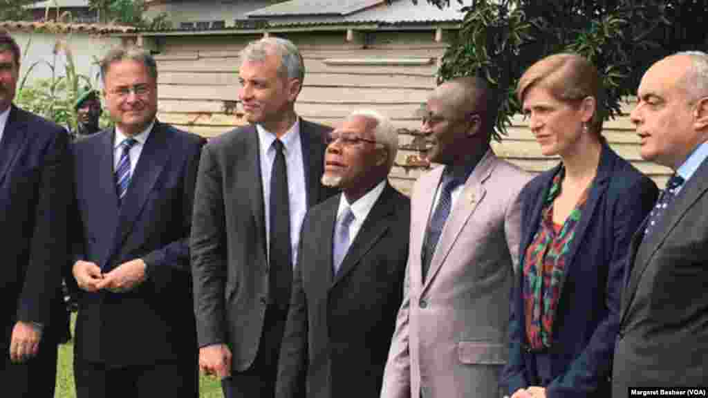 Burundi's first Vice President Gaston Sindimwo, third from right, and U.S. Ambassador to the United Nations Samantha Power take a photograph at his residence in Bujumbura, Jan. 22, 2016.